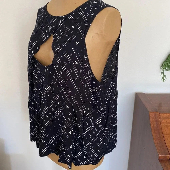 Free People tank blouse cut out detail sz M viscose rayon blend black w/ white - Picture 3 of 7